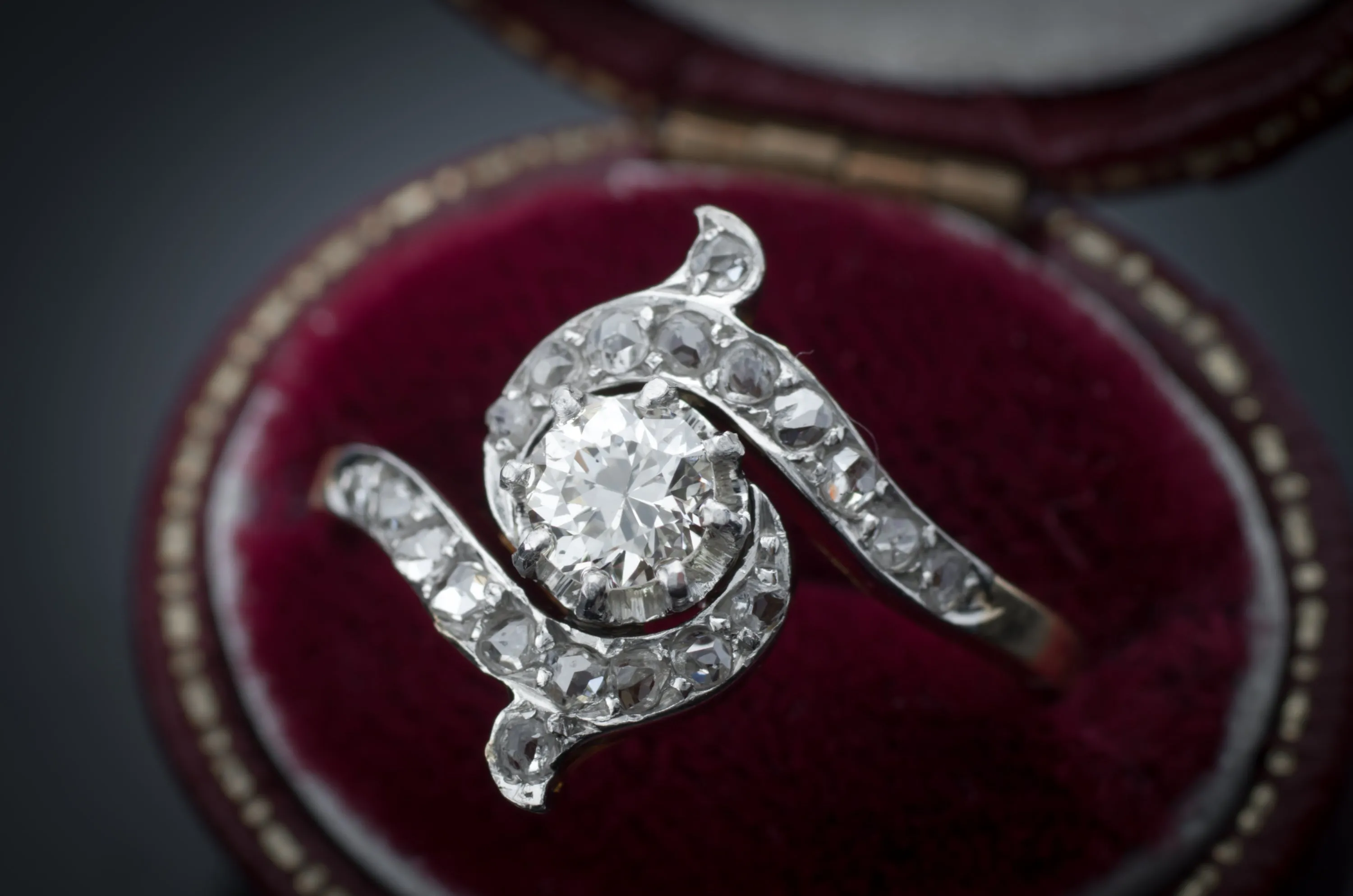 ANTIQUE ROSE CUT AND OEC SWIRL RING