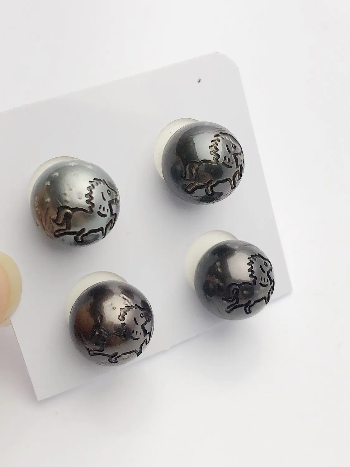 Carved Horse - Chinese Astrology Sign Tattoo Tahitian Pearl 13mm (747)