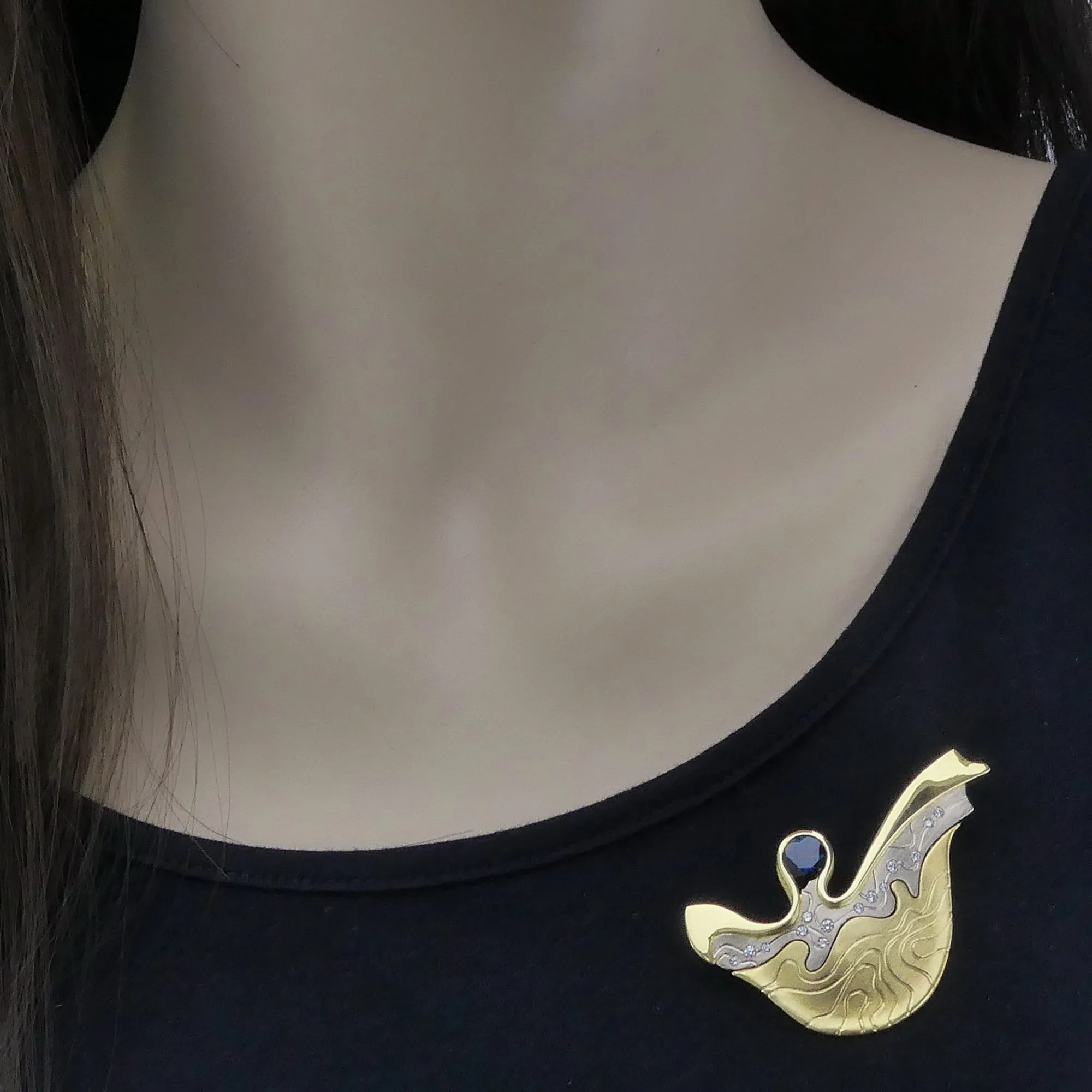 'LANDSCAPE CONTOURS' handcrafted 750 (18kt) yellow & white gold pendant/brooch combination, blue sapphire & diamonds