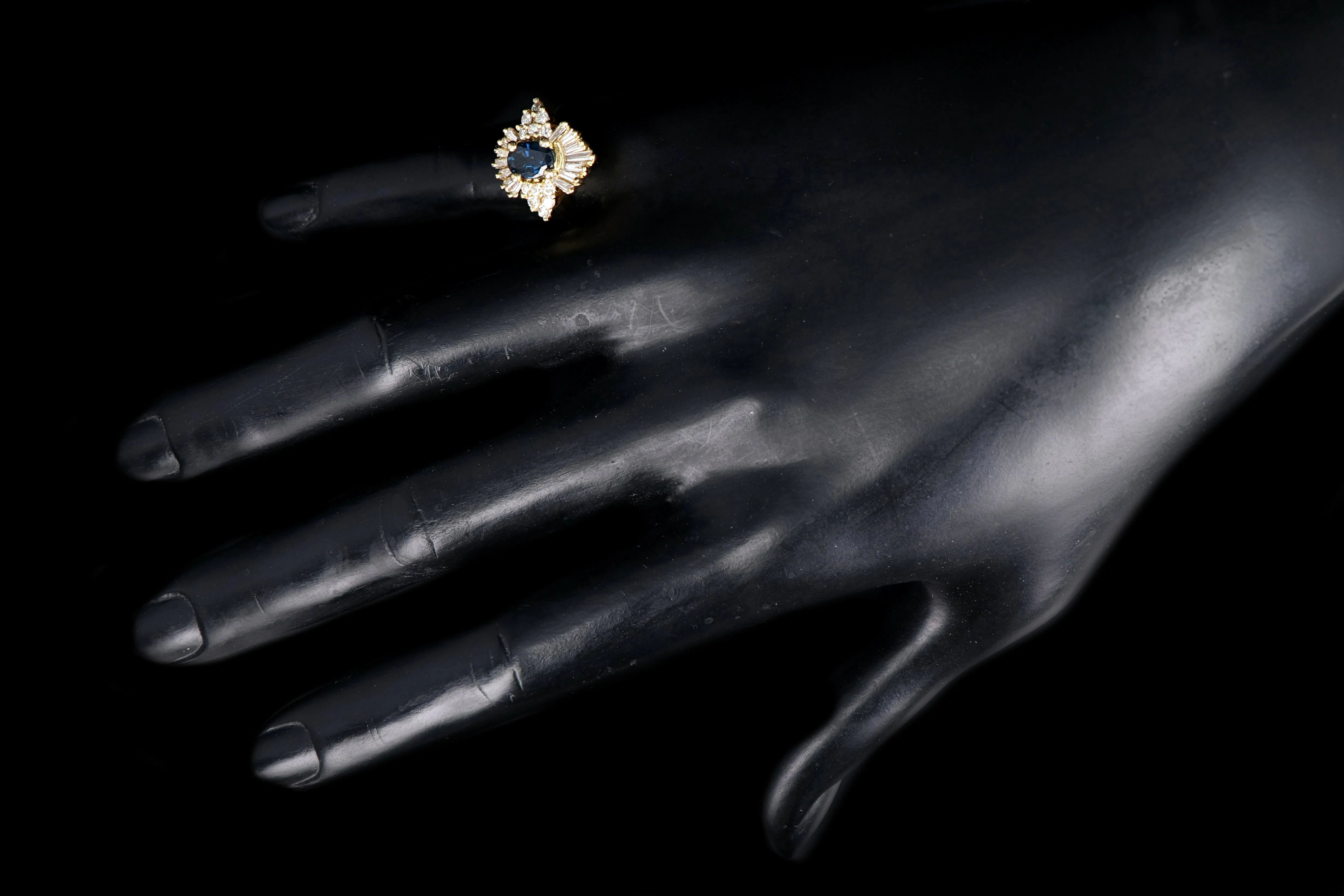 Modern 18K Yellow Gold 1 Carat Oval Cut Natural Sapphire and Diamond Ring