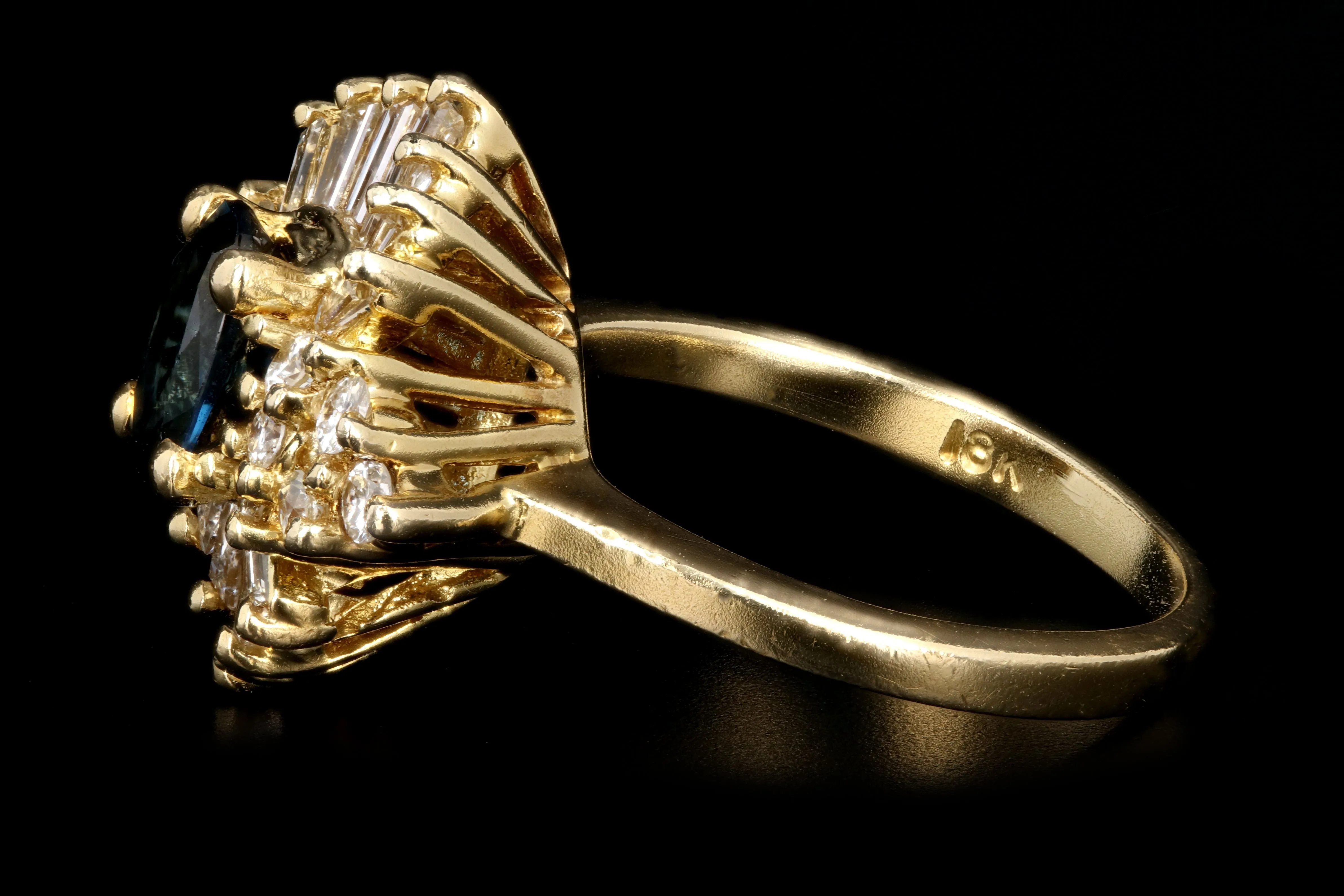 Modern 18K Yellow Gold 1 Carat Oval Cut Natural Sapphire and Diamond Ring