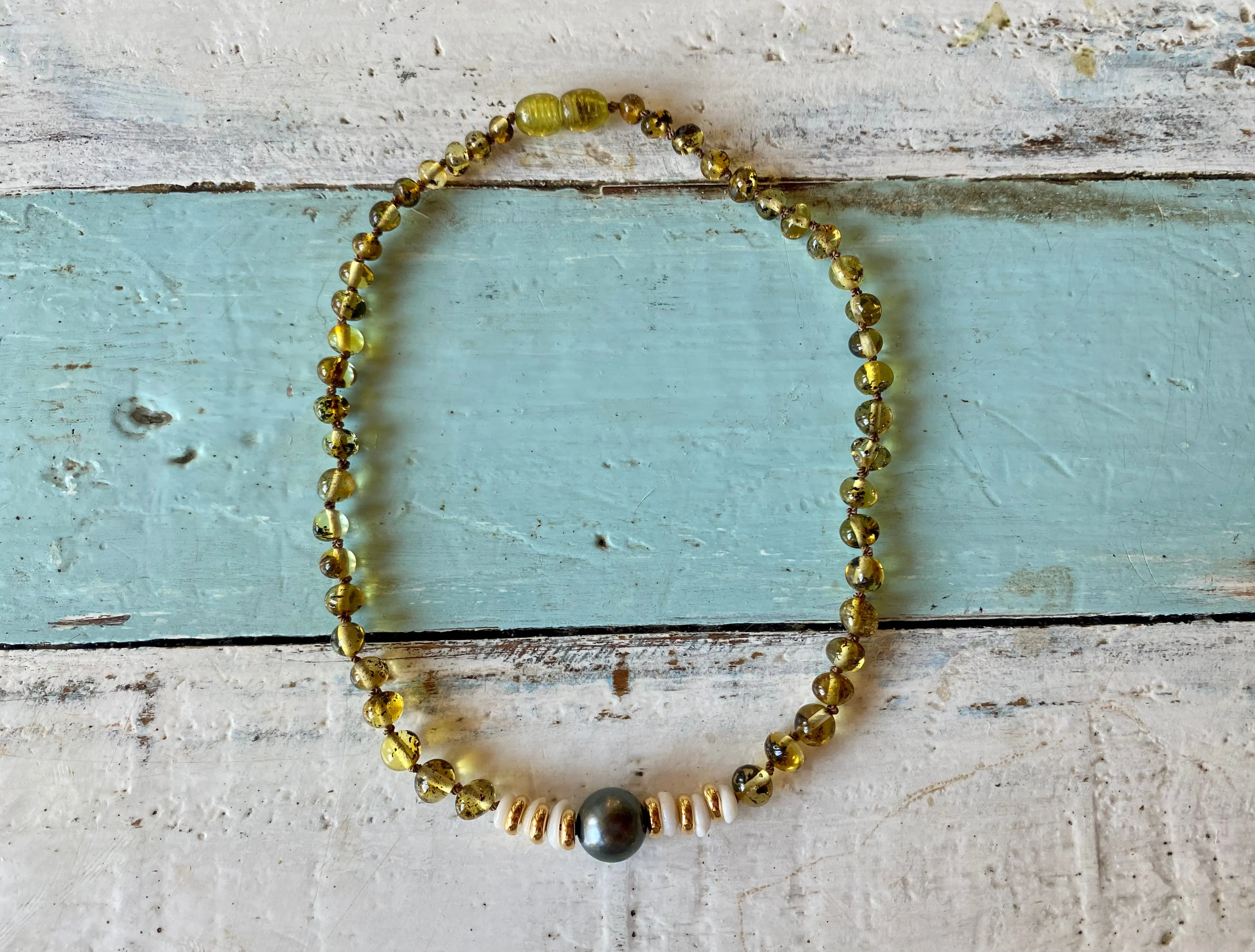 NOVA AMBER TEETHING NECKLACE