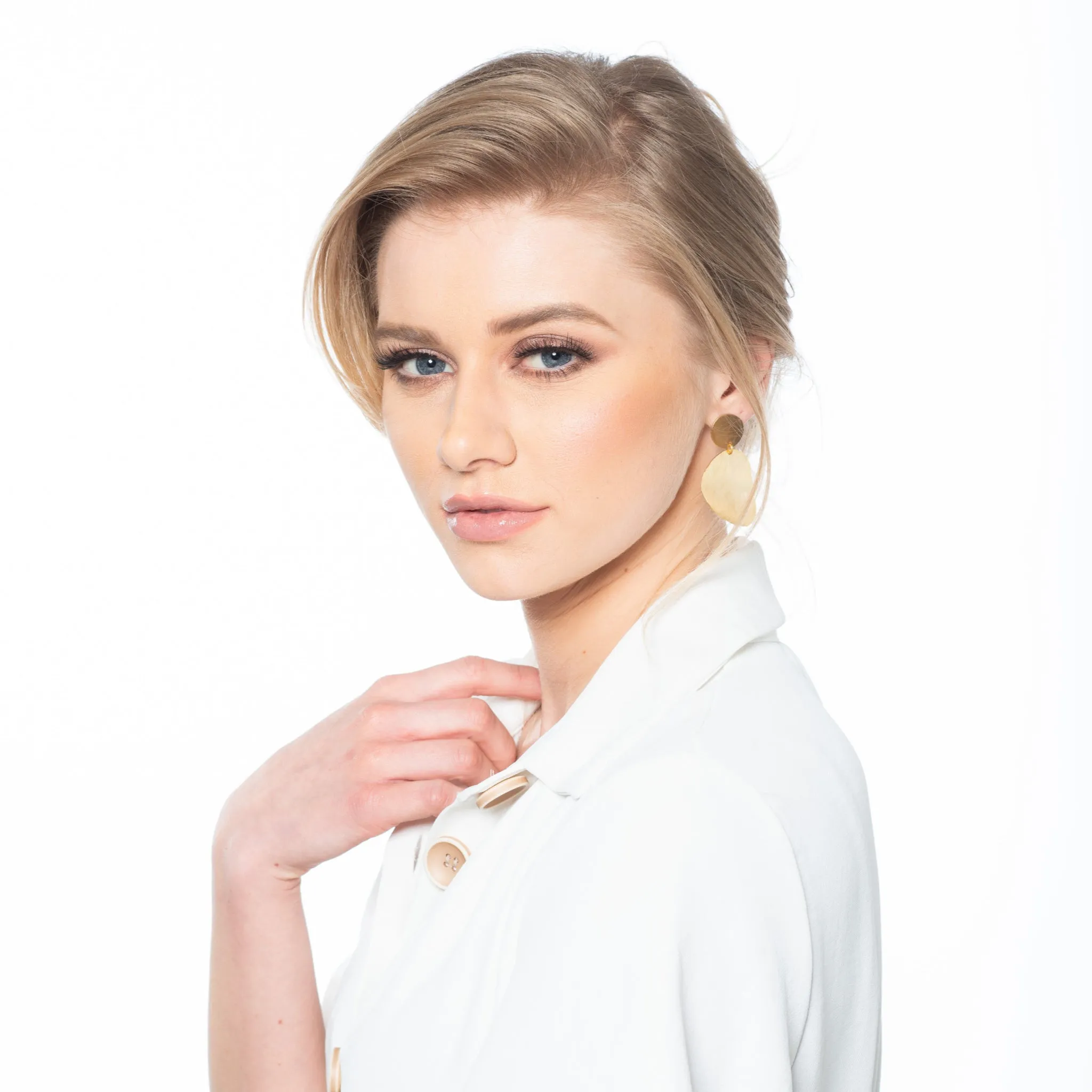 Olivia - Gold hammered metal disc earrings