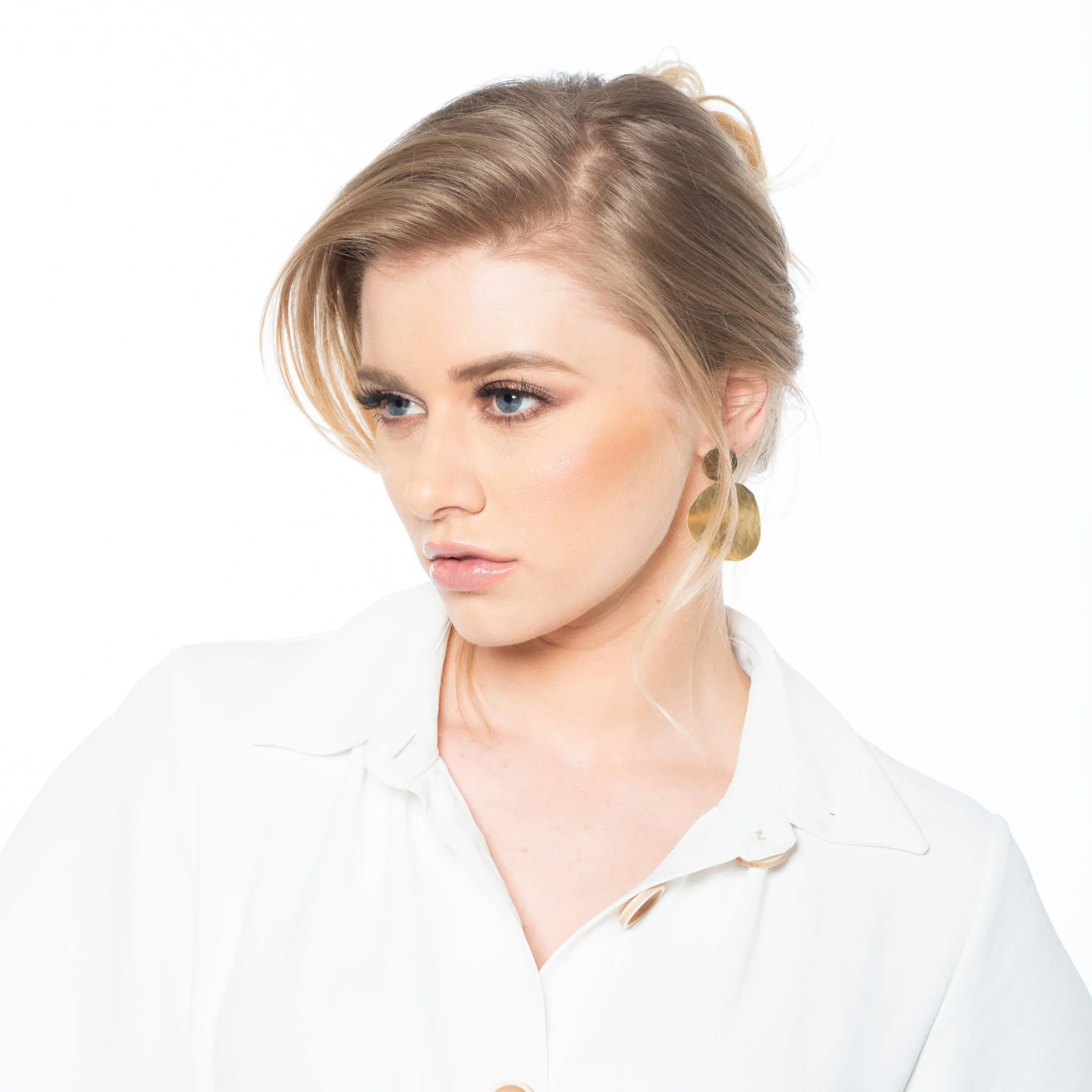 Olivia - Gold hammered metal disc earrings