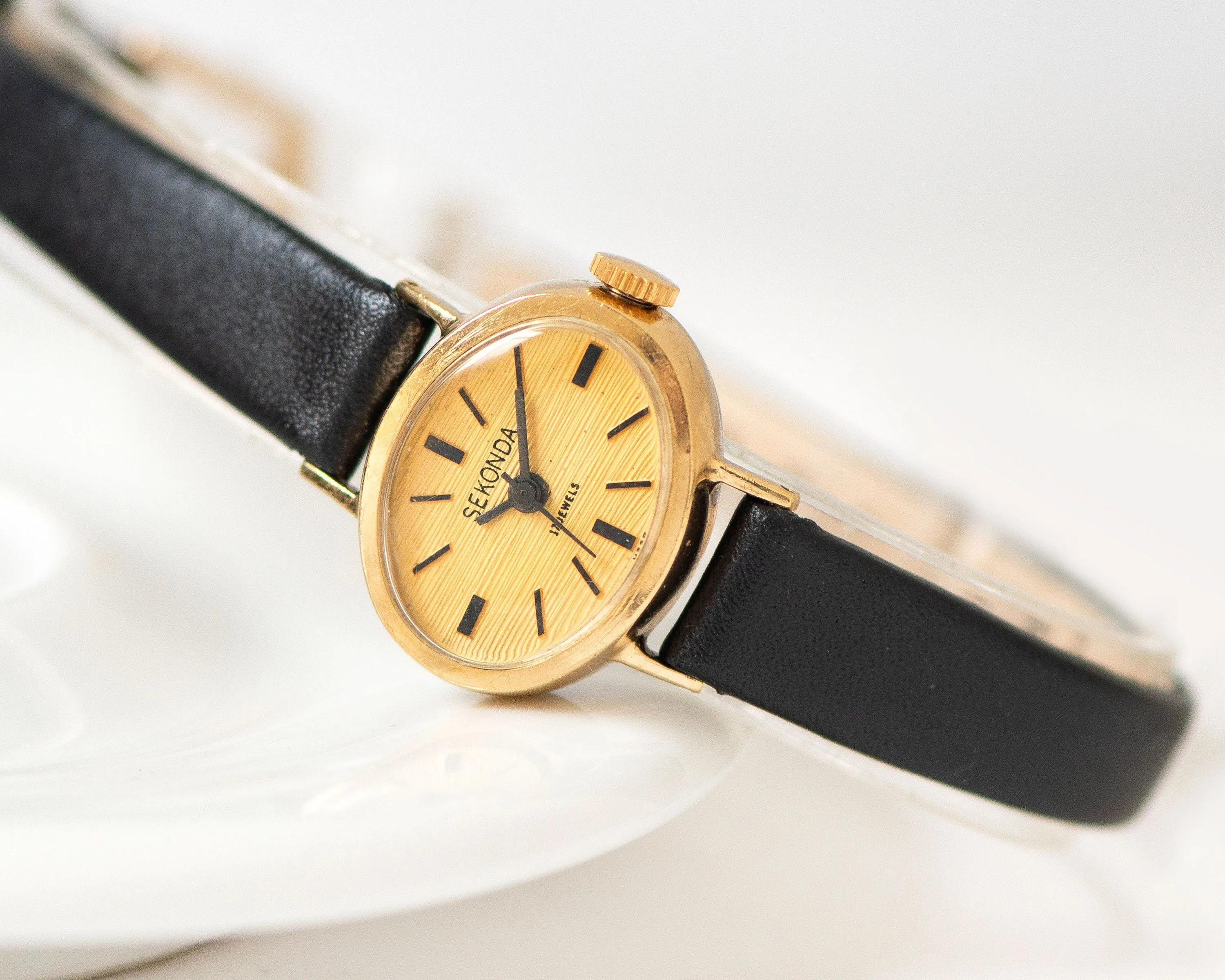 Oval women's watch gold plated retro Sekonda gift, lady wristwatch classic fashion jewelry, minimalist accessory, new luxury leather strap