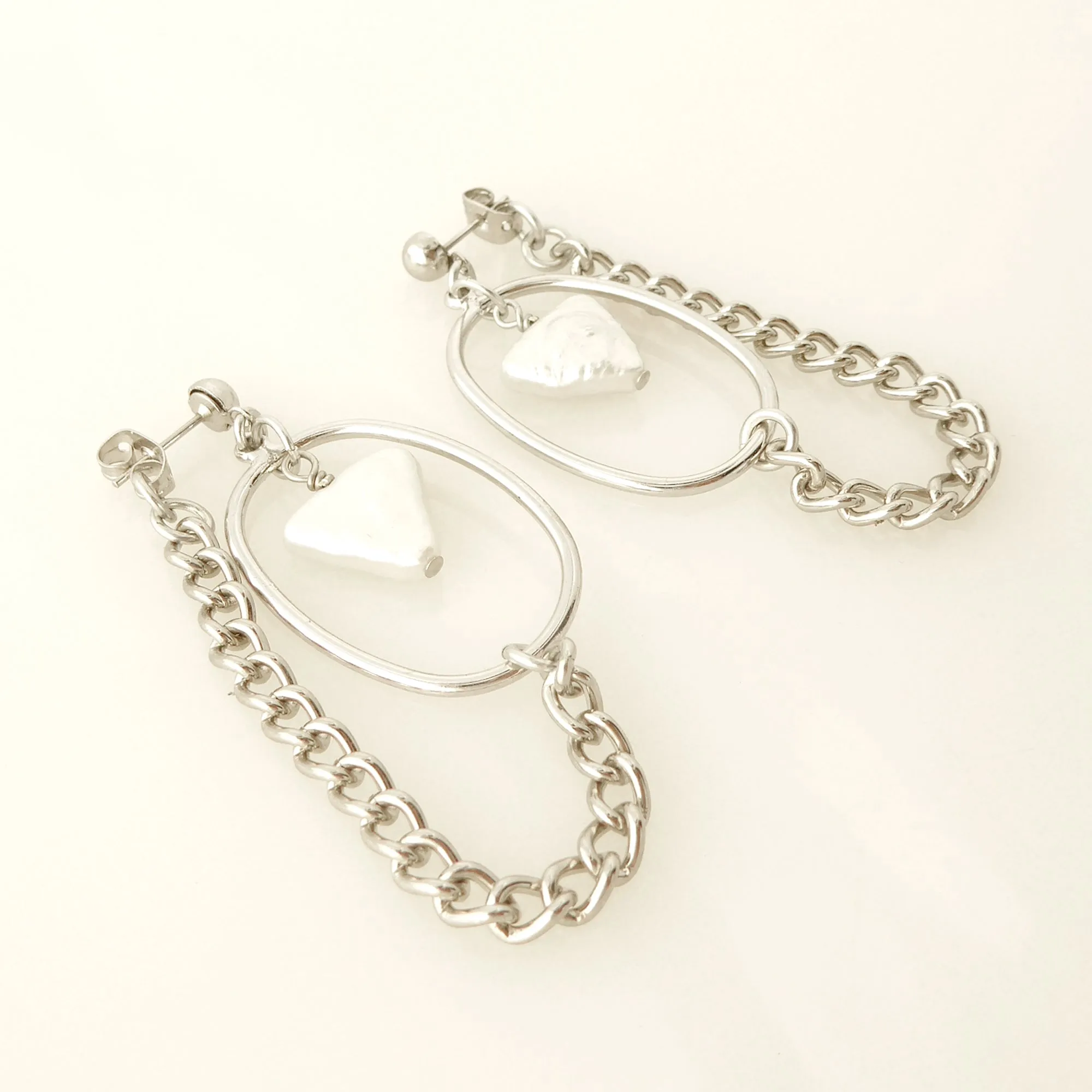 Saturn earrings in pearl triangle