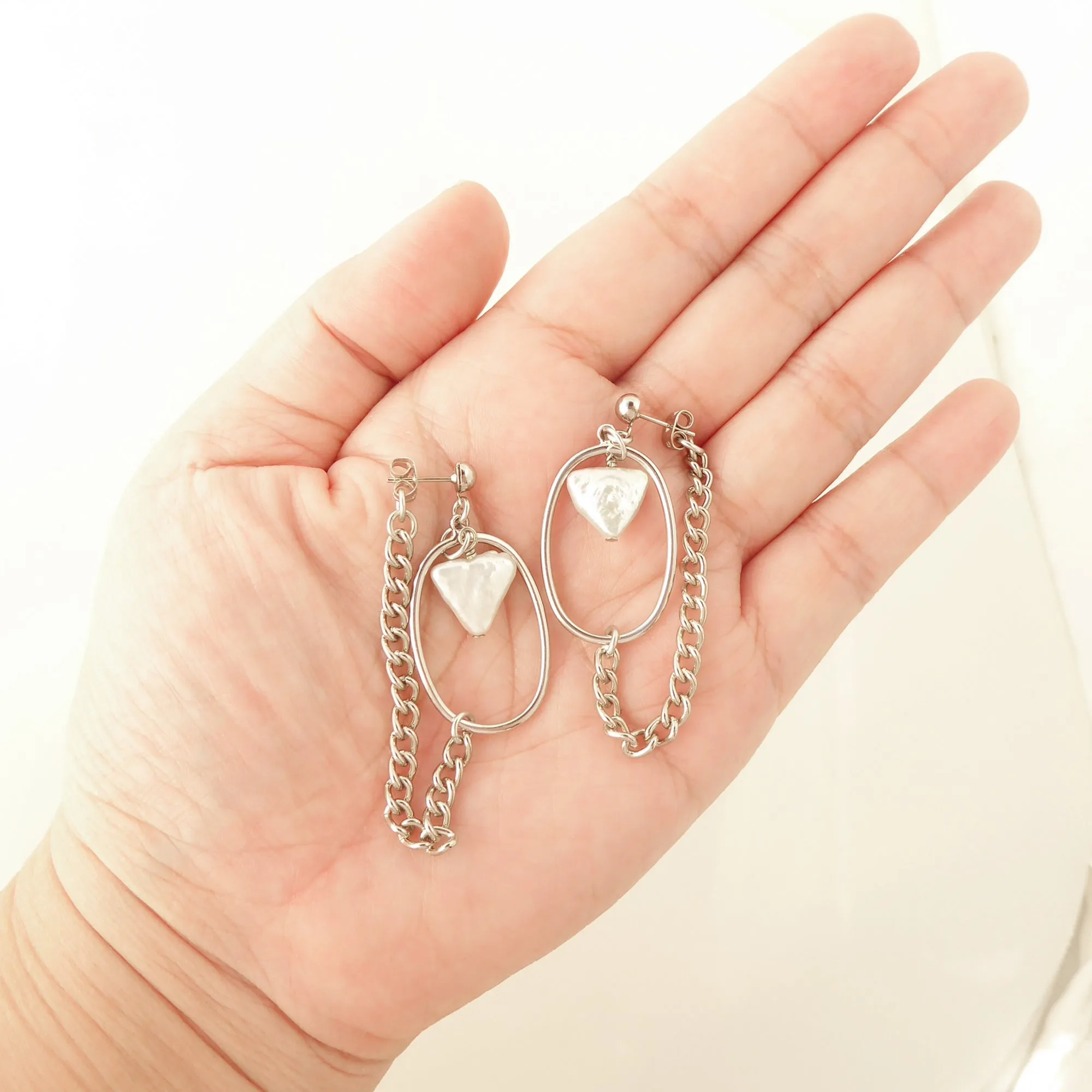 Saturn earrings in pearl triangle