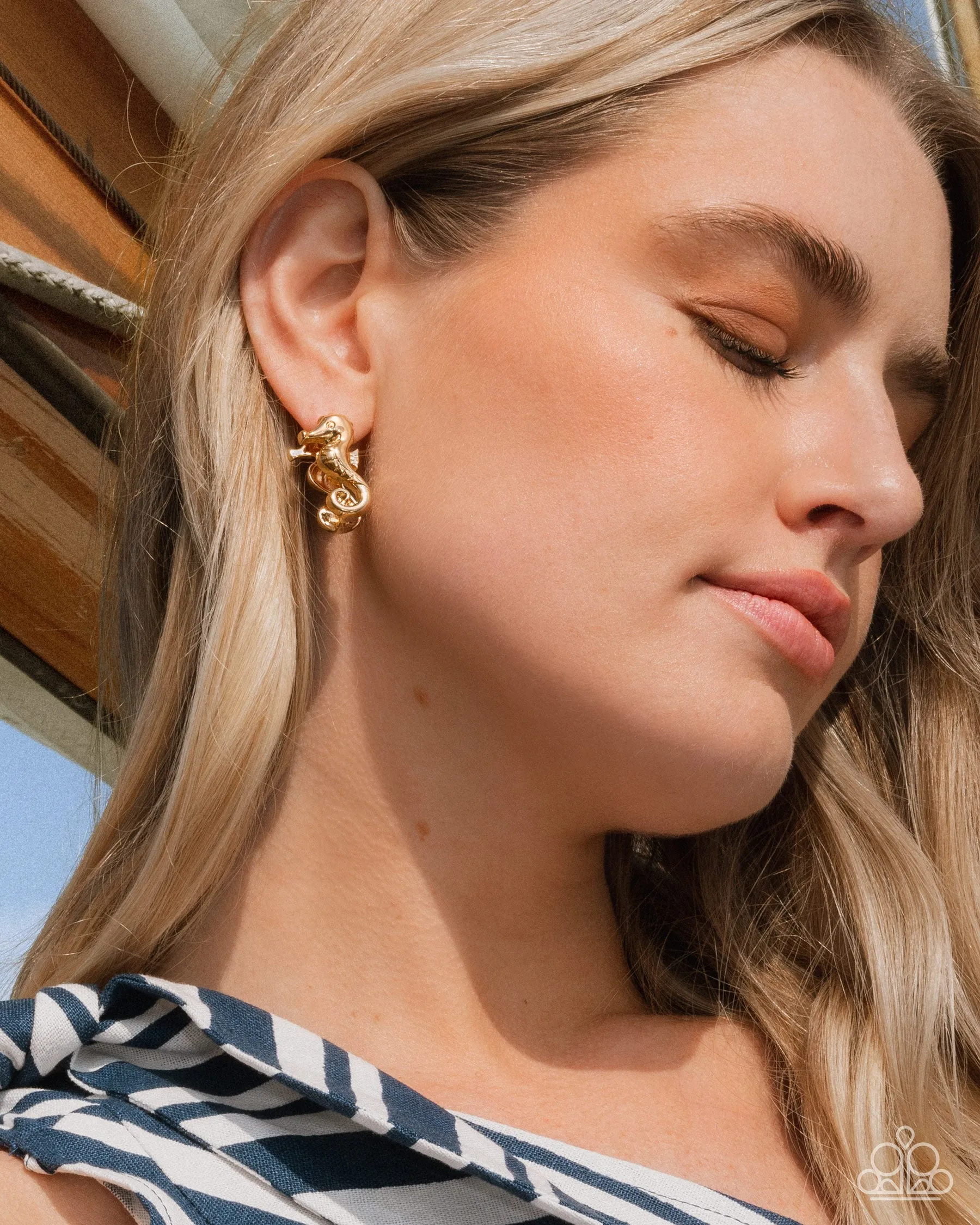 Sea Horse Statement - Gold