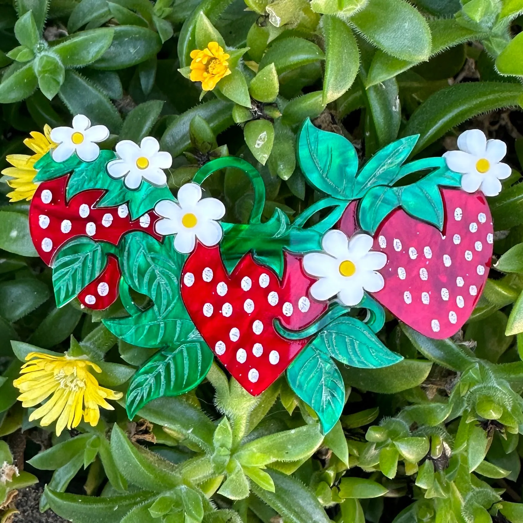 Strawberry bunch 🍓 - brooch