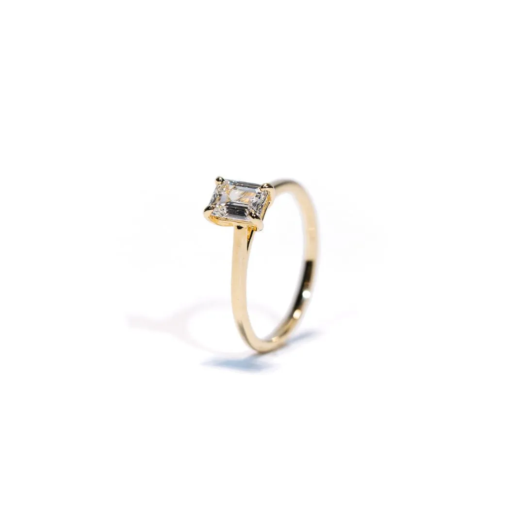 Women's diamond ring