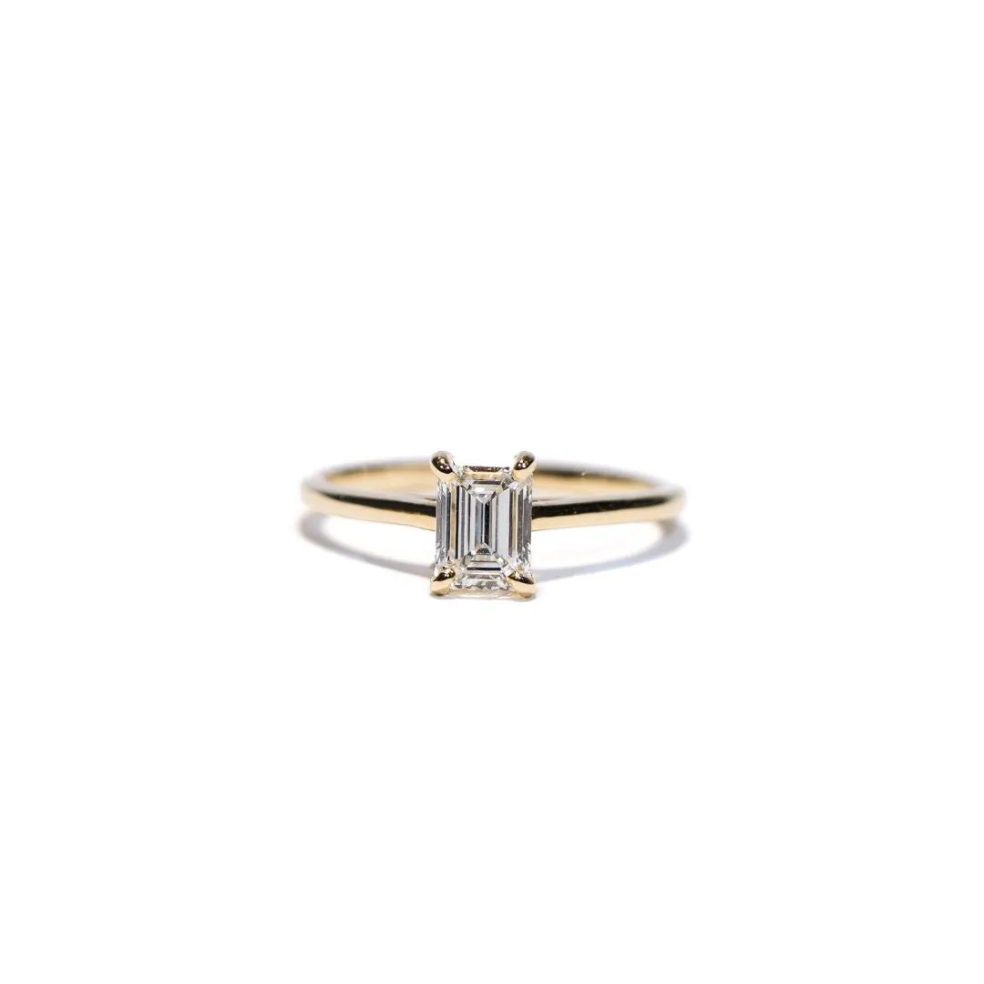 Women's diamond ring